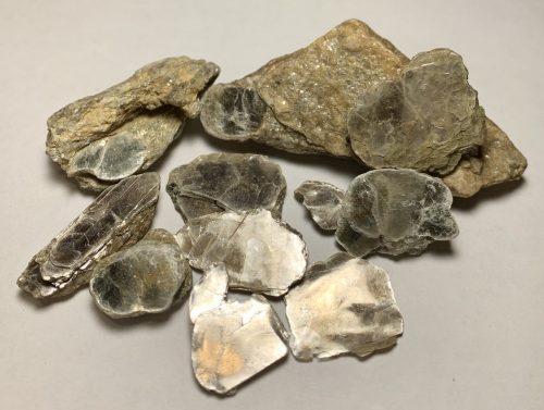 Mica pieces and mica-embedded sedimentary rocks